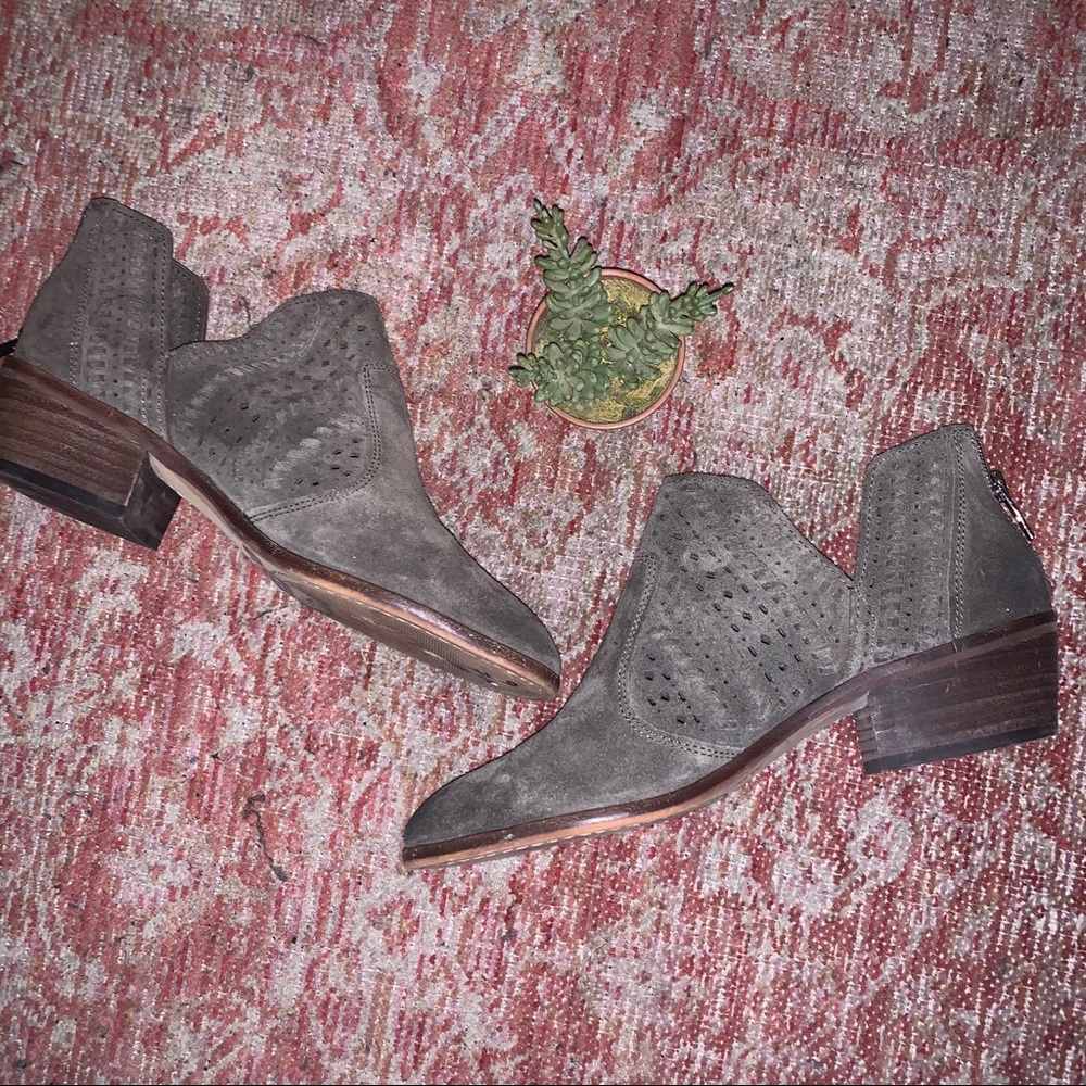 Size 9 1/2 Vince Camuto booties